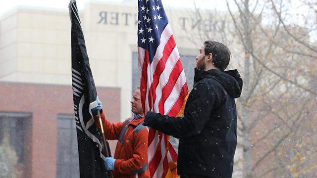 两个退伍军人学生举起美国国旗